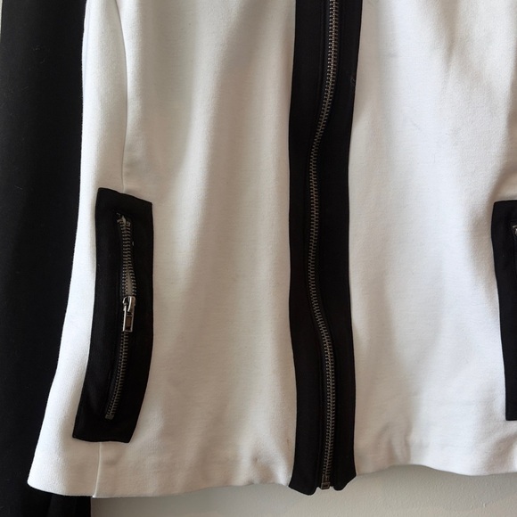 Torrid Black and White Contrast Zip-Up Top - Picture 3 of 5